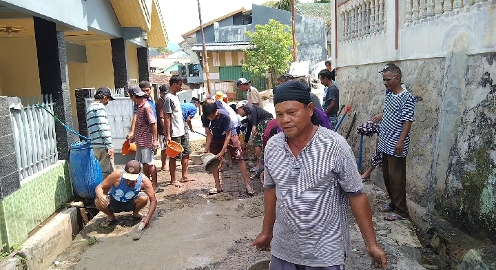 1Warga RT 07 LK 1 Kelurahan Gulak-galik Perbaiki Jalan di 3 Gang Perkampungan