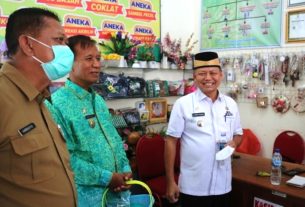 Dawam Raharjo Bupati Lamtim Kunjungi Sentra Kerajinan UKM di Jawa Timur
