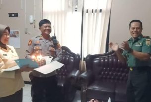 Tingkatkan Sinergitas TNI-Polri, Danramil 410-04/TKT Berikan Surprise HUT Kapolsek Sukarame