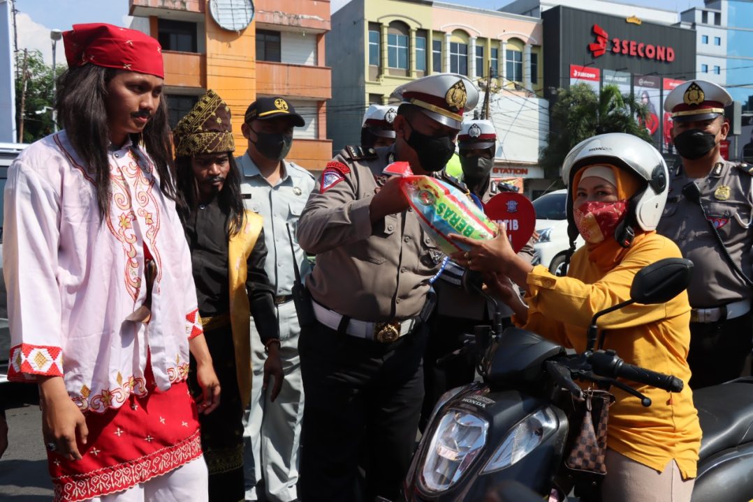 Terjaring Operasi Patuh Krakatau, Pemotor Malah Dapat Helm Gratis dari Polisi