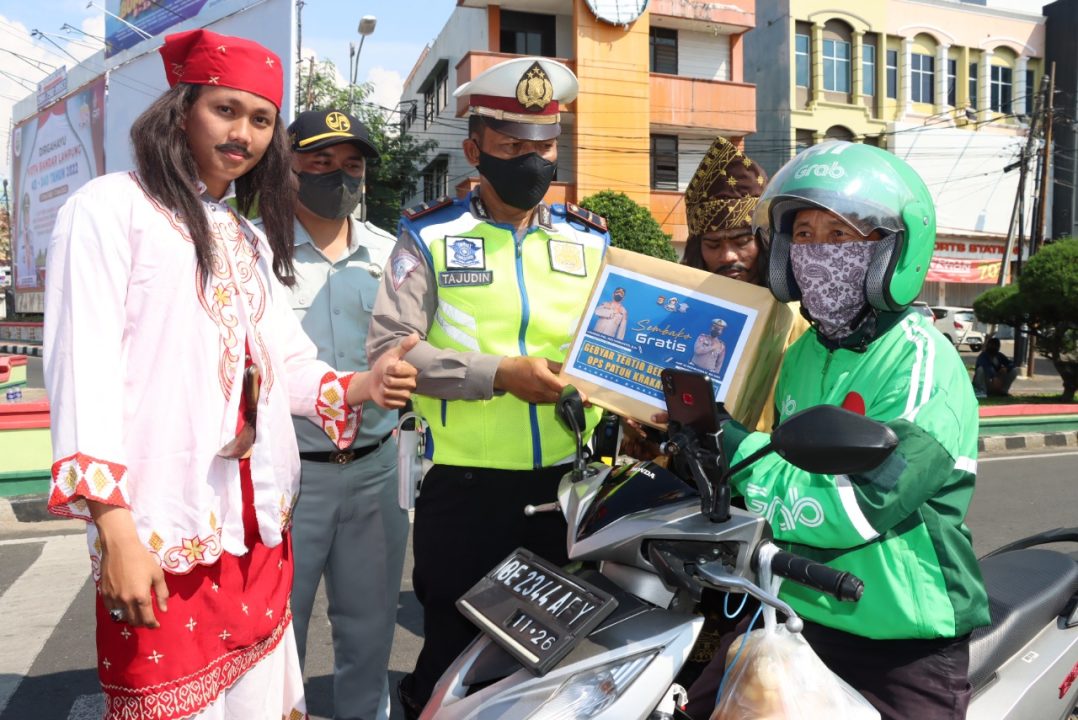 Terjaring Operasi Patuh Krakatau, Pemotor Malah Dapat Helm Gratis dari Polisi