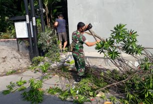 Wujudkan Lingkungan Yang Bersih Dan Bebas Covid-19, Babinsa Laweyan Bersama Warga Bersihkan Lingkungan