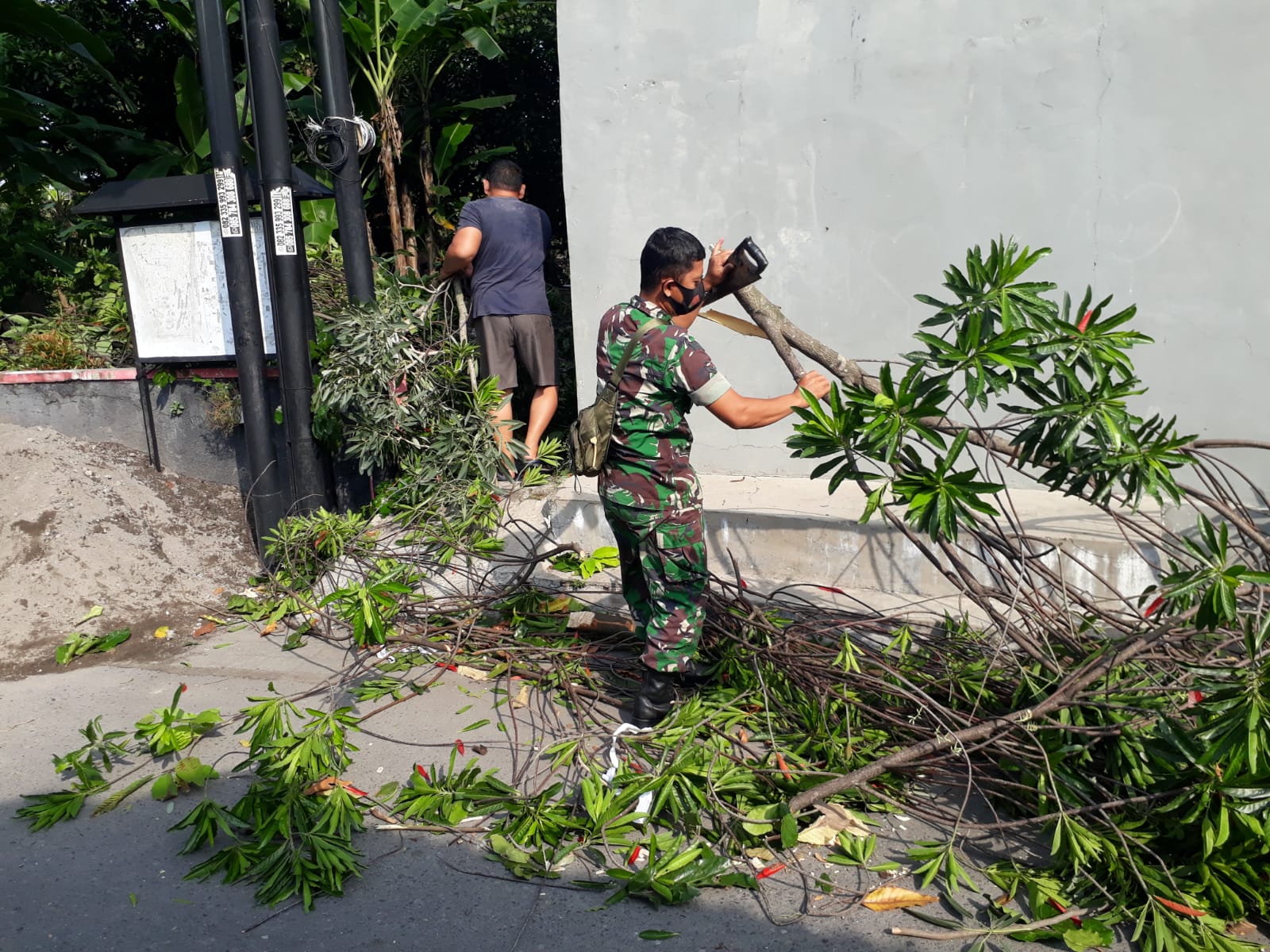 Wujudkan Lingkungan Yang Bersih Dan Bebas Covid-19, Babinsa Laweyan Bersama Warga Bersihkan Lingkungan