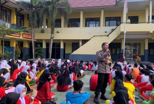 Ajak Siswa Baru Taat Aturan, Bhabinkamtibmas Monitor Mpls Di SMKN 3 Bandar Lampung