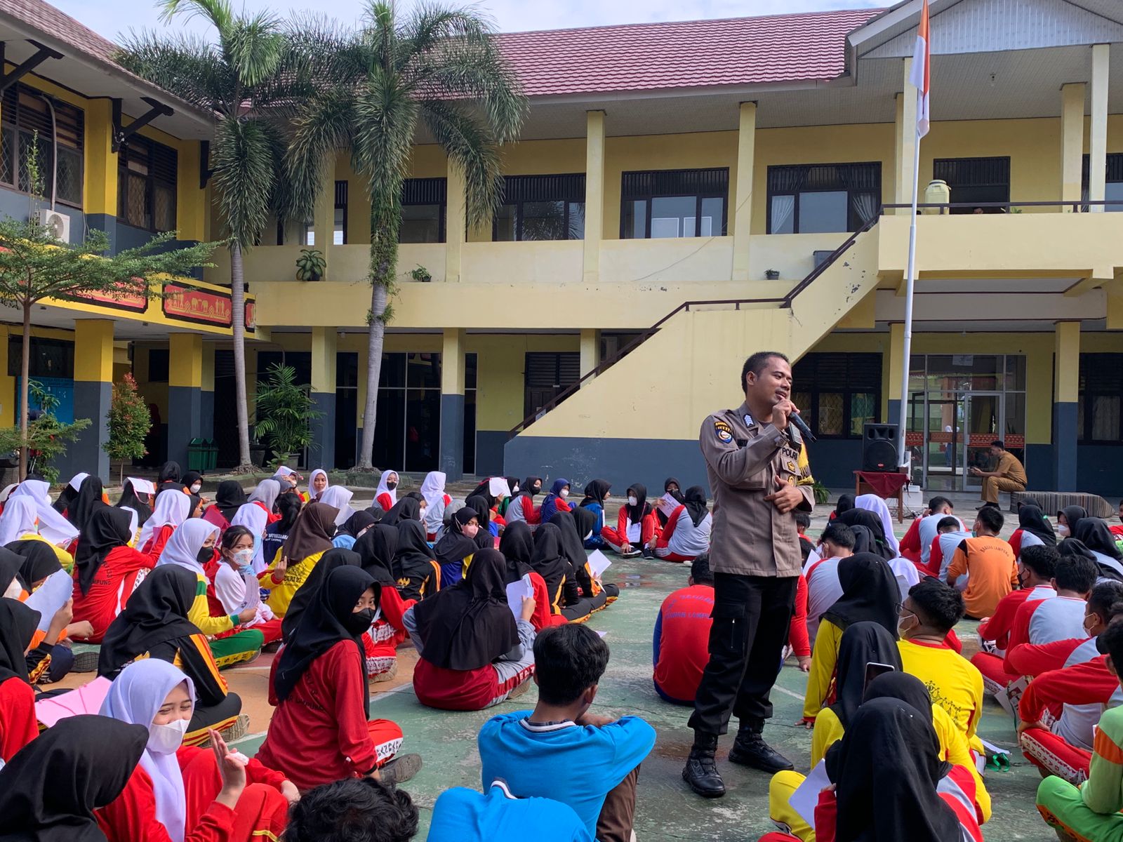 Ajak Siswa Baru Taat Aturan, Bhabinkamtibmas Monitor Mpls Di SMKN 3 Bandar Lampung