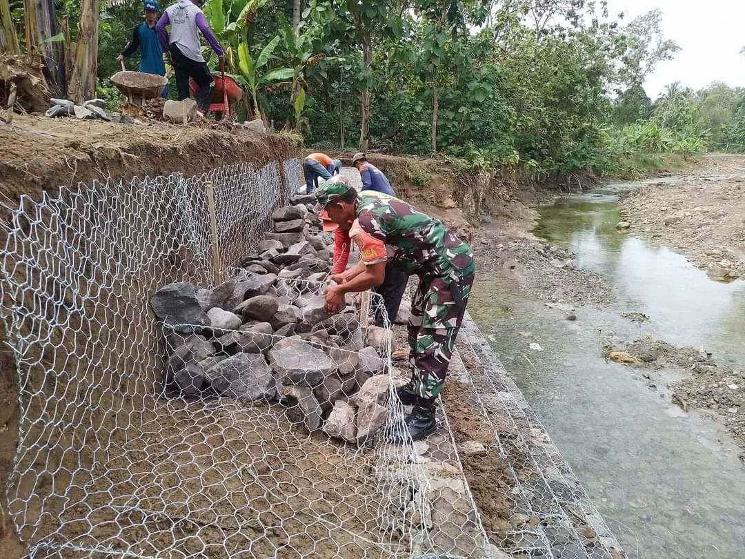 Antisipasi Longsor Babinsa Repaking Bantu Pasang Bronjong