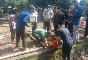 Babinsa Ajak Warga Binaannya Gotong Royong Bangun Rumah Layak Huni