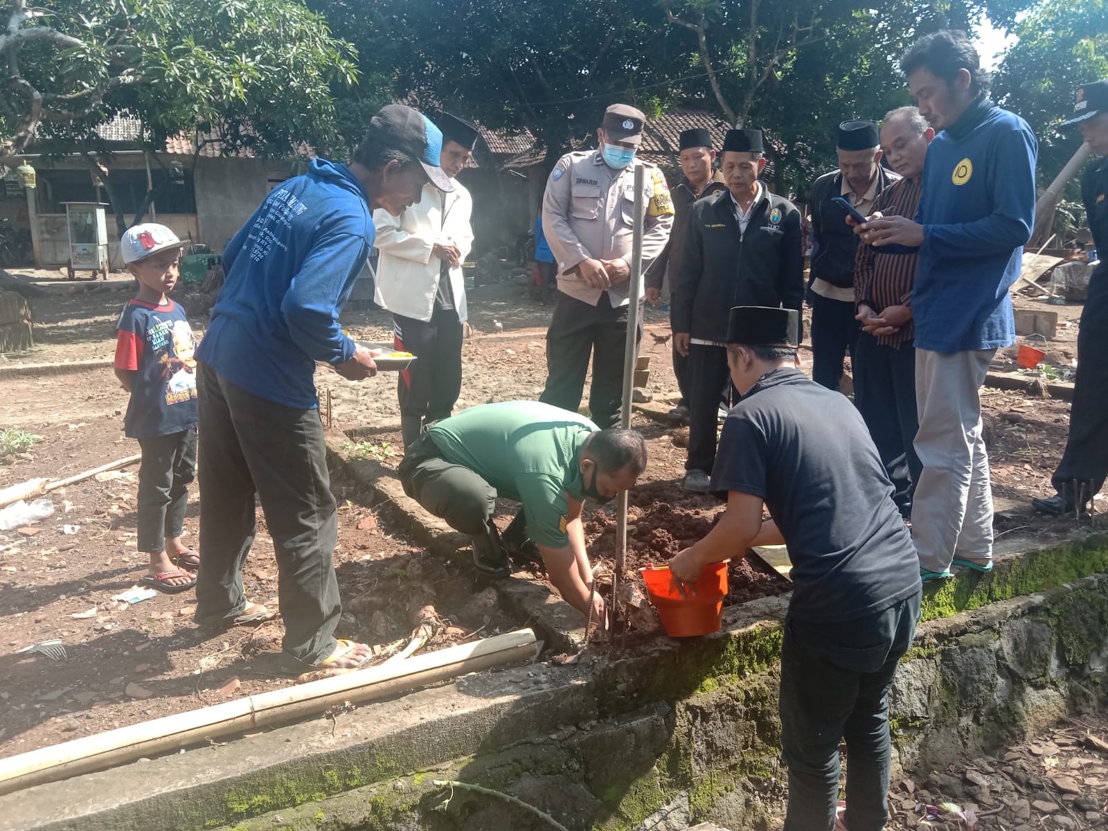 Babinsa Ajak Warga Binaannya Gotong Royong Bangun Rumah Layak Huni