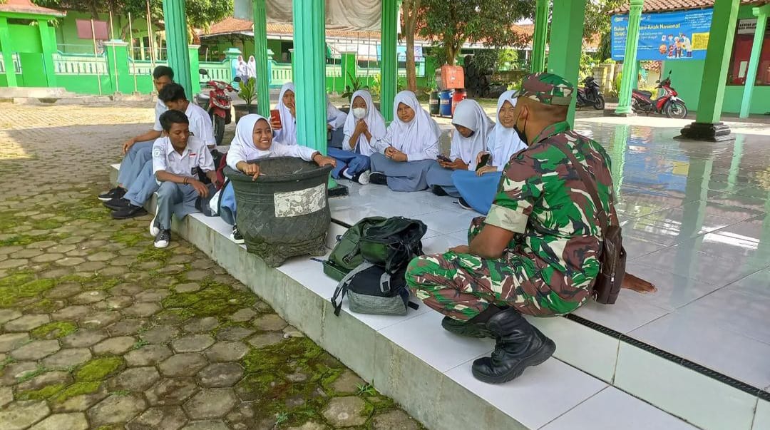 Babinsa Beri Wejangan Siswa MAN III Sawit