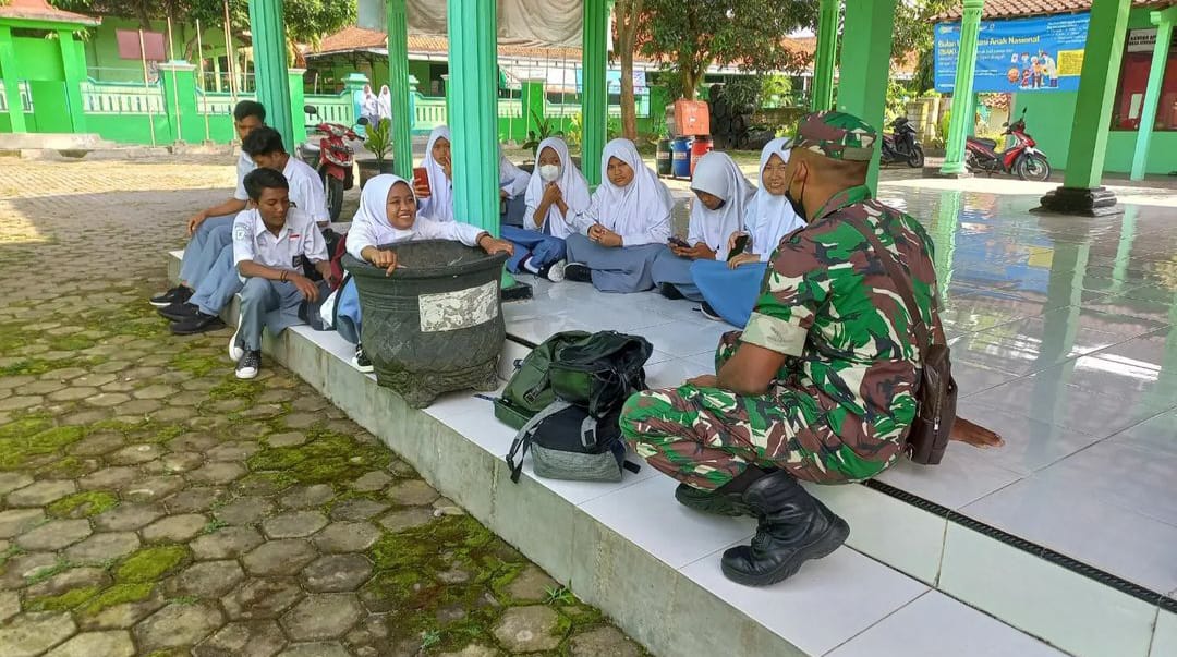 Babinsa Beri Wejangan Siswa MAN III Sawit