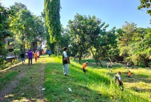 Babinsa Danukusuman Bersama Warga Gotong Royong Bersihkan Lingkungan.