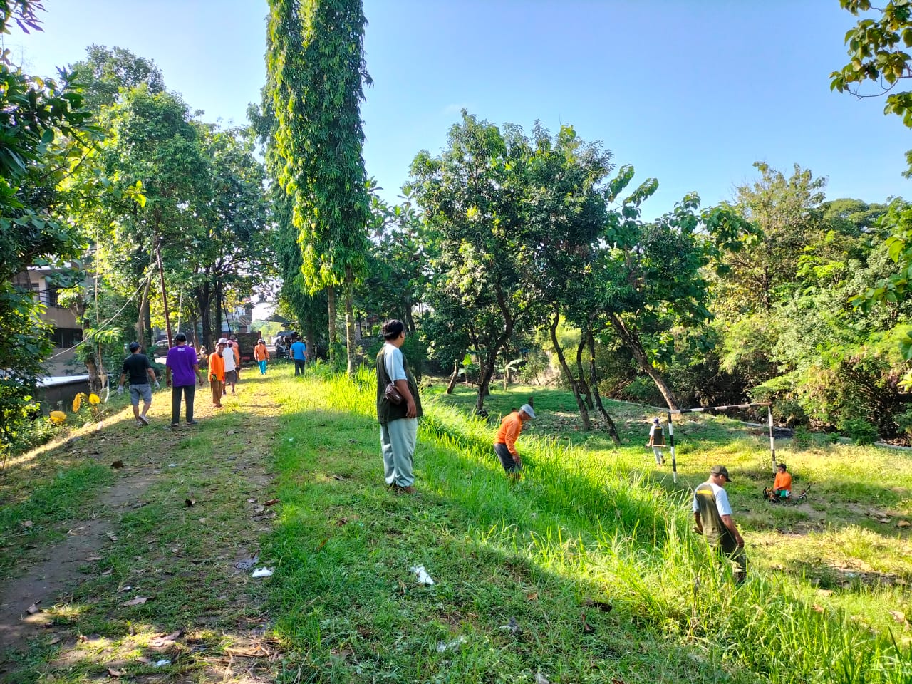 Babinsa Danukusuman Bersama Warga Gotong Royong Bersihkan Lingkungan.