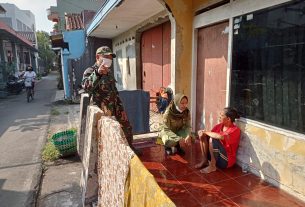 Babinsa Danukusuman & Linmas Datangi Warga ODGJ