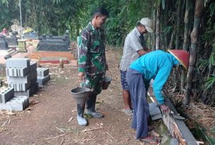 Babinsa Glintang Bantu Warga Bangun Pagar Hastono Ronggo Gunung