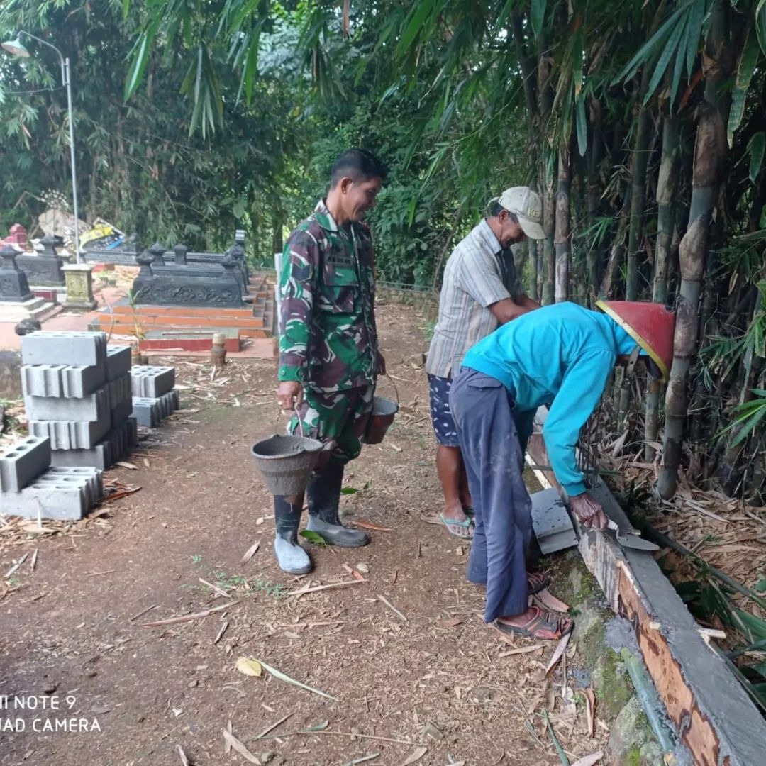 Babinsa Glintang Bantu Warga Bangun Pagar Hastono Ronggo Gunung