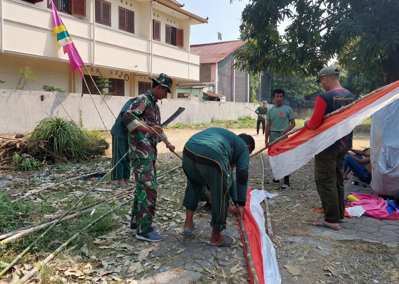 Babinsa Joyotakan Pelopori Kerja Bakti di wilayah binaan