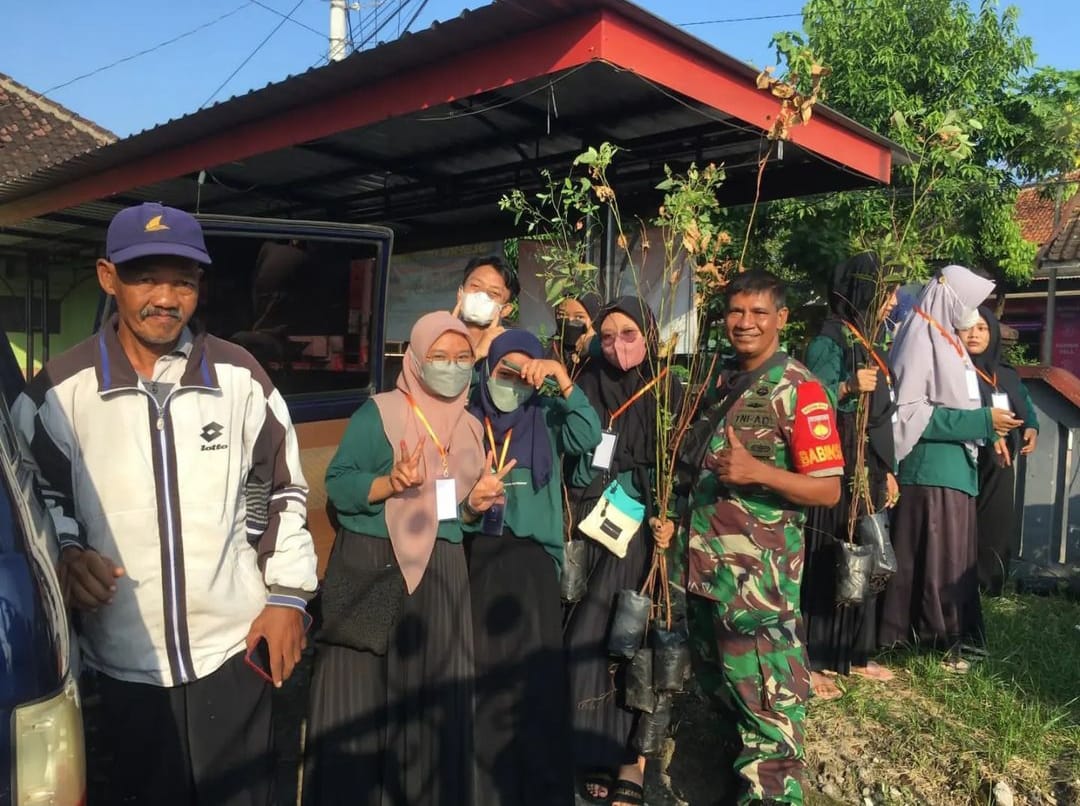Babinsa Karangduren Dampingi KKN Mahasiswa IAIN Surakarta