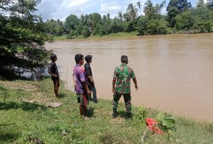 Babinsa Koramil 03/Kaway XVI Kroscek Debet Air Sungai Meminimalisir Resiko Banjir
