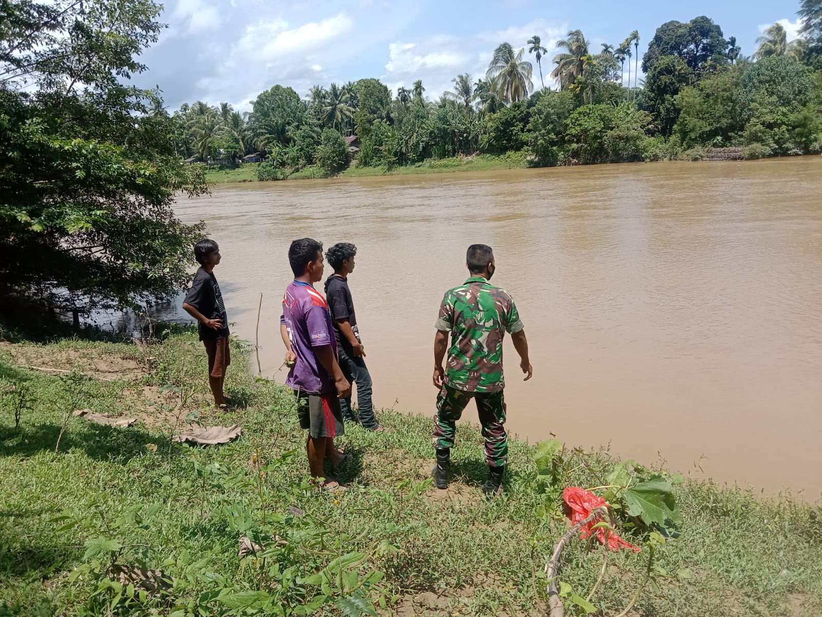 Babinsa Koramil 03/Kaway XVI Kroscek Debet Air Sungai Meminimalisir Resiko Banjir