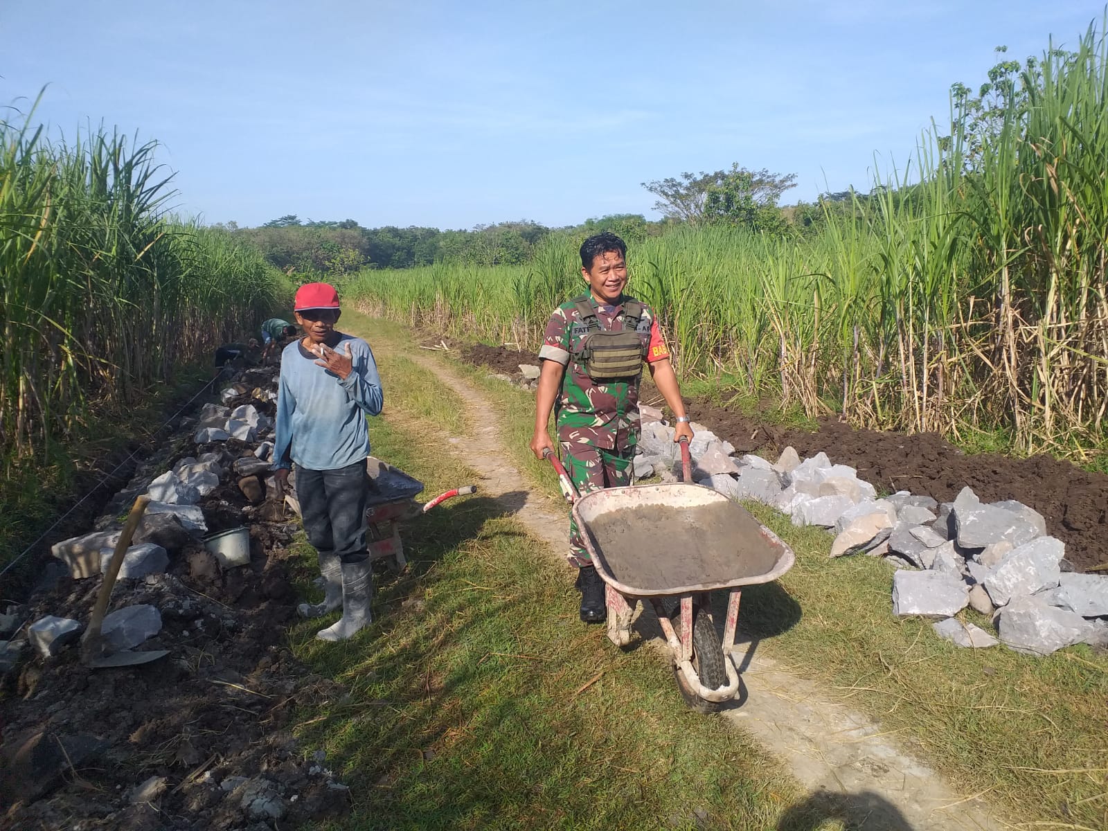 Babinsa Sambi Andil Dalam Pembangunan Talud Irigasi