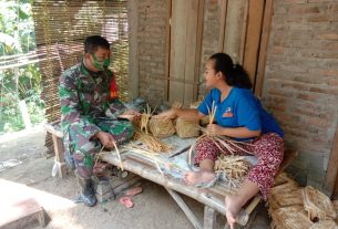 Babinsa Sambi Puji Keuletan Pengrajin Besek