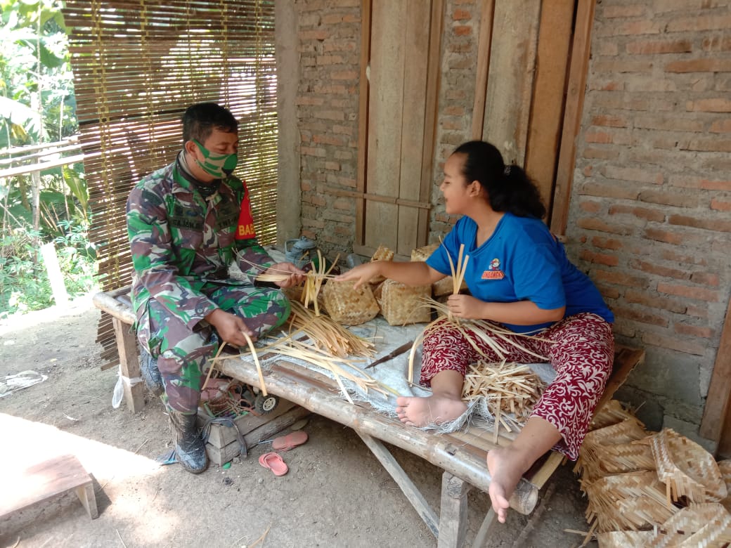 Babinsa Sambi Puji Keuletan Pengrajin Besek