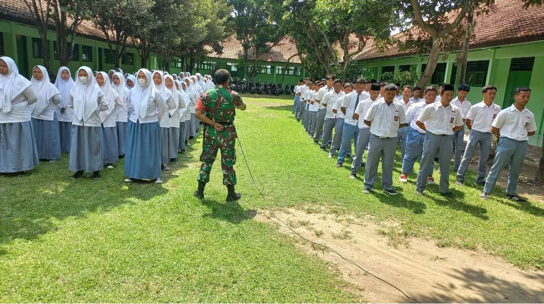 Babinsa Sawit Latih Kekompakan Dan Kedisiplinan Siswa MAN lll Boyolali