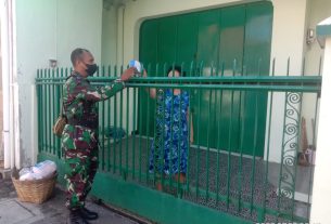 Babinsa Serengan Distribusikan Obat Paket 1 ke warga yang terpapar covid 19