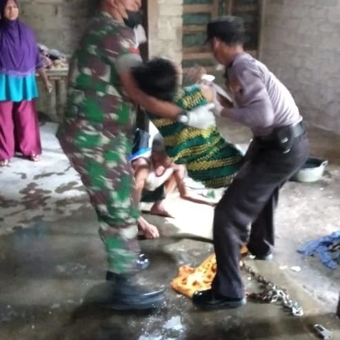 Babinsa Wonosegoro Bantu Evakuasi Pasien ODGJ