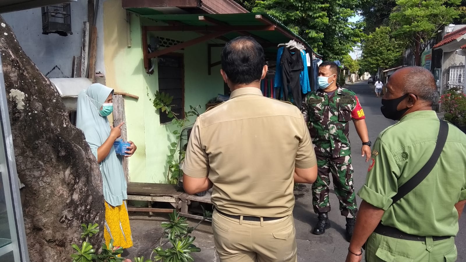 Babinsa kemlayan Dampingi Puskesmas Berikan obat ke warga yang terpapar covid 19