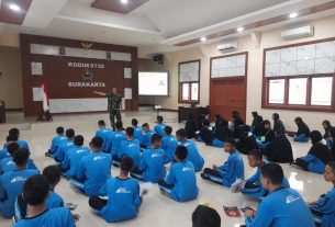 Danramil 02/Banjarsari Berikan Wasbang Dan MOS Terhadap Siswa Dan Siswi SMIK IT Surakarta