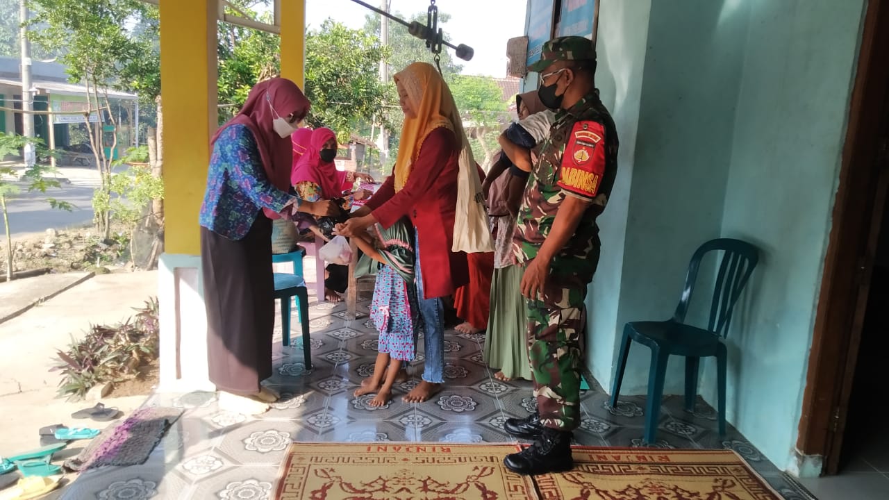 Bentuk Kepedulian Kesehatan Balita Babinsa Dampingi Kegiatan Posyandu