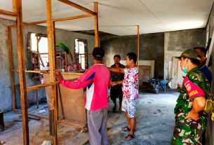 Bersama Masyarakat, Koramil 04/Jebres Gotong Royong Karya Bhakti Rehab Rumah Warga