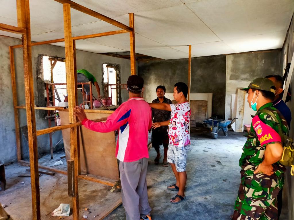 Bersama Masyarakat, Koramil 04/Jebres Gotong Royong Karya Bhakti Rehab Rumah Warga