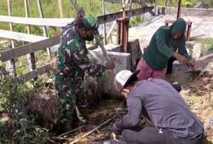 Bersihkan Saluran Pintu Air, Solusi Babinsa Posramil 05/PC Tingkatkan Produksi Sektor Pertanian