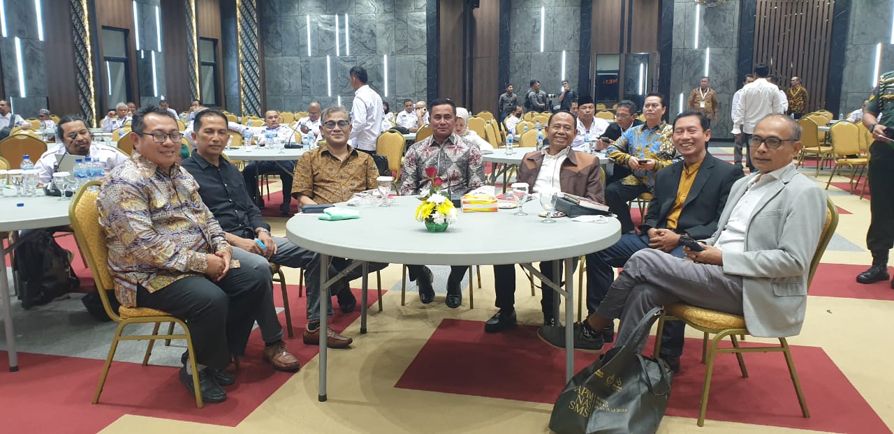 Buku “Loper Koran Jadi Jenderal”Dibedah, Dudung Memang Tokoh Inspiratif     Buku “Loper Koran Jadi Jenderal – Seni Memimpin Jenderal TNI Dudung Abdurachman” karya Imelda Bachtiar dibedah Kamis, 21/7/2022 malam sekaligus menandai berakhirnya Rapat Pimpinan Nasional Serikat Media Siber Indonesia (Rapimnas SMSI) di Markas Besar Angkatan Darat, Jalan Juanda  Jakarta.   Sosok Dudung Abdurachman menjadi fenomenal tatkala baru empat bulan menjalankan tugas sebagai Pangdam Jaya pada Agustus 2020, sudah mengeluarkan ultimatum publik yang dahsyat dengan mengatakan “Siapa saja mereka yang coba-coba mengganggu persatuan dan kesatuan di wilayah Jakarta, akan saya hajar!” tentu saja hal tersebut membuat masyarakat awam Jakarta kaget dan tersentak.   Ketika baru bertugas, keheranan Jenderal Dudung akan ribuan baliho FPI yang tersebar seantero ibu kota membuatnya mengambil keputusan untuk menertibkan baliho. Dan itu juga menandai langkah awal untuk menertibkan organisasi yang dipimpinnya. Sikap Jenderal Dudung menjadi penggerak euphoria bahagia. Ada aparat, salah satu jajaran pemimpin nasional, berani mengambil sikap yang berbeda dan tentu menimbulkan rasa optimisme yang luar biasa.   Komandan Jenderal Korps Pasukan Khusus (Danjen Kopassus) Mayjen TNI Iwan Setiawan yang menjadi penanggap dalam bedah buku tersebut, mengatakan keberanian yang telah dilakukan oleh Jenderal Dudung saat menurunkan Baliho FPI perlu ditiru oleh para kawula muda Indonesia karena keberaniannya dilandasi untuk menjaga kesatuan dan persatuan bangsa dan negara Indonesia. Lebih lanjut, Mayjen TNI Iwan Setiawan juga menjelaskan terkait rekam jejak Jenderal Dudung bisa sampai sukses menjadi orang nomor satu di TNI Angkatan Darat Republik Indonesia. Diceritakannya, bahwa Jenderal Dudung adalah yatim sejak umur 12 Tahun. Dia juga anak ke 6 dari 8 bersaudara. “Kami sama-sama anak PNS yang hidupnya serba dalam keterbatasan. Yang membuat saya lebih terharu adalah soal kerja kerasnya dalam mengejar cita-cita,” tambahnya. Selain itu, menurut Danjen Kopassus ini bahwa Jenderal Dudung selalu meluangkan waktu 2 jam dalam setiap harinya untuk menjual koran. Duit hasil penjualan, dia kumpulkan untuk bantu-bantu adiknya. Sosok seperti Jendral Dudung  tersebut juga diharapkan oleh Danjen Kopassus Mayjen TNI Iwan Setiawan dapat menginspirasi para generasi muda Indonesia. Bedah buku diikuti oleh seluruh peserta Rapimnas SMSI yang terdiri dari para pimpinan SMSI dari berbagai provinsi dan menghadirkan Emelda Bachtiar, penulis buku Loper Koran Jadi Jenderal – Seni Memimpin Jenderal TNI Dudung Abdurachman dengan pembahas Dr. (HC) Herwin Suparjo,S.Sos, SH, Mayjen TNI Iwan Setiawan (Danjen Kopassus), Ketua Dewan Pertimbangan SMSI Budiman Sudjatmiko dan Medrial Alamsyah. Dimoderatori oleh Mayor Jenderal TNI (Purn.) Wuryanto, S.Sos., M.Si  Acara yang berlangsung selama dua jam tersebut diakhiri dengan harapan agar keteduhan, ketegasan dan keberanian Jenderal Dudung Abdurachman untuk menegakkan Negara Kesatuan Republik Indonesia dapat menginspirasi semua pihak. Usai Bedah Buku,  Ketua Dewan Pertimbangan SMSI Budiman Sudjatmiko menutup keseluruhan acara, Rapimnas SMSI.   Selain para pimpinan SMSI dari berbagai provinsi, hadir pula antara lain Ketua Umum SMSI Firdaus, Dewan Penasehat SMSI Ervik Ary Susanto,  Sekretaris Dewan Pakar SMSI Hersubeno Arief, Ketua Umum Forum Pemred Media Siber Indonesia Bernadus Wilson Lumi, Sekretaris Jenderal SMSI Mohammad Nasir, Ketua Bidang Pendidikan dan Pelatihan SMSI Pusat Dr Retno Intani ZA, MSc, dan beberapa CEO perusahaan media antara lain CEO Bangun Media Grup Lesman Bangun. (RI)   hashtag #rapimnassmsi #smsi