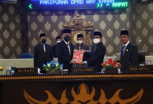 Bupati Raden Adipati Sampaikan KUA-PPAS Tahun 2023 Pada Sidang Paripurna DPRD Way Kanan