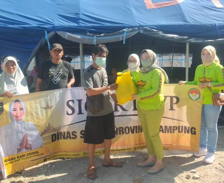 DWP Dinsos Lampung Serahkan Bantuan Sembako Program SIGER untuk Warga Korban Kebakaran di Kota Karang