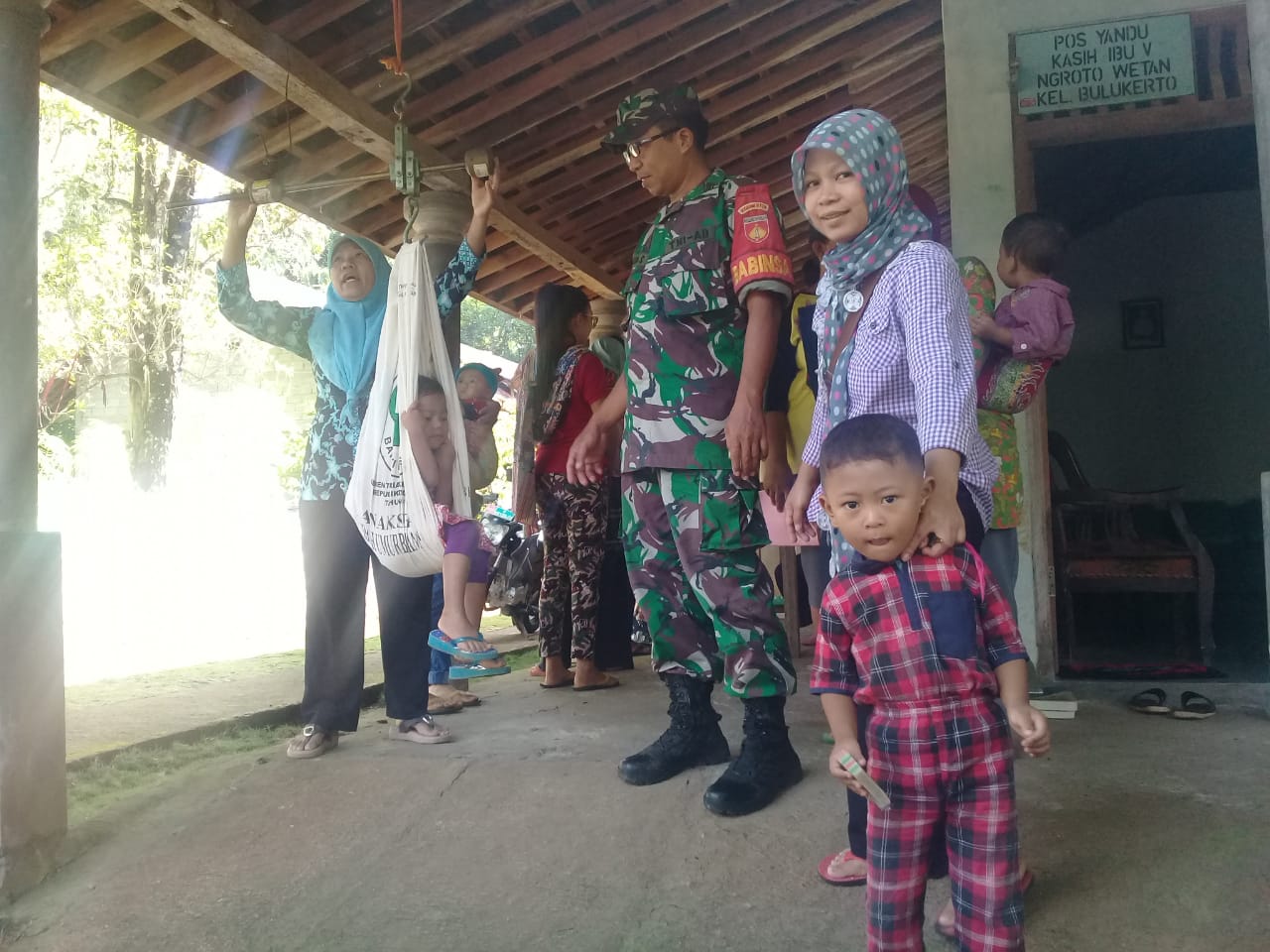 Dampingi Bidan Desa, Babinsa Monitoring Posyandu Balita Di Wilayah Binaan