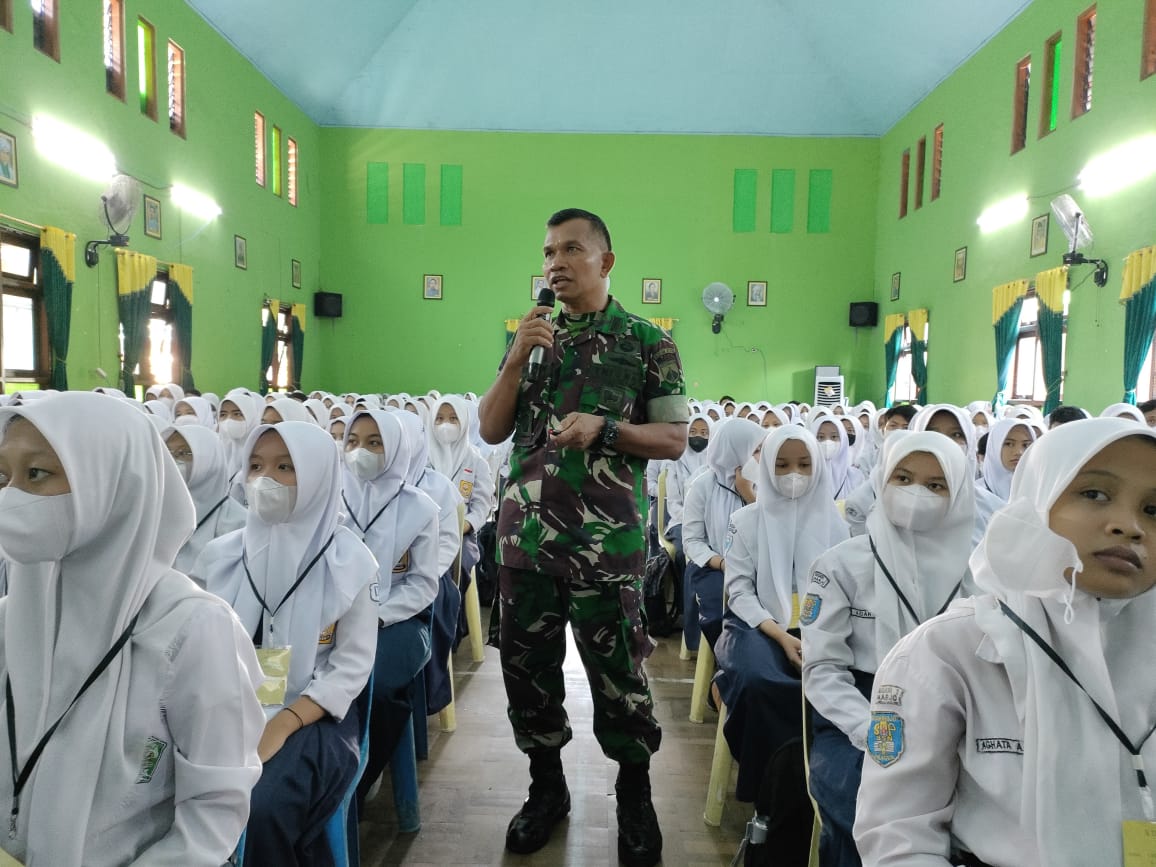 Danramil Sragen kota jadi guru sehari di SMKN 1 Sragen