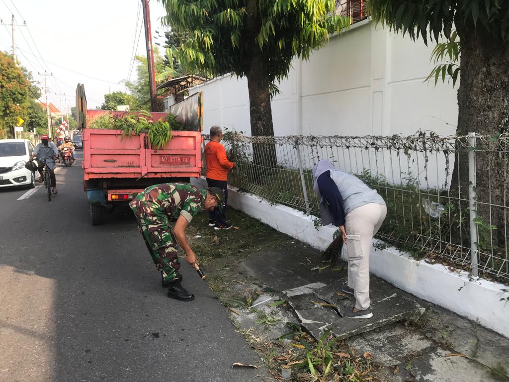 Demi Terciptanya Lingkungan Bersih Dan Bebas Covid-19 Sertu Jhony Pelopori Karya Bakti