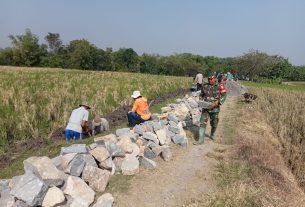 Dengan Gotong Royong, Pekerjaan Berat Jadi Ringan