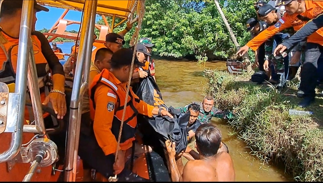 Ditemukan Meninggal, Prajurit Kodim 0105/Abar Bantu Evakuasi 2 Jasad Korban Tenggelam Di Sungai