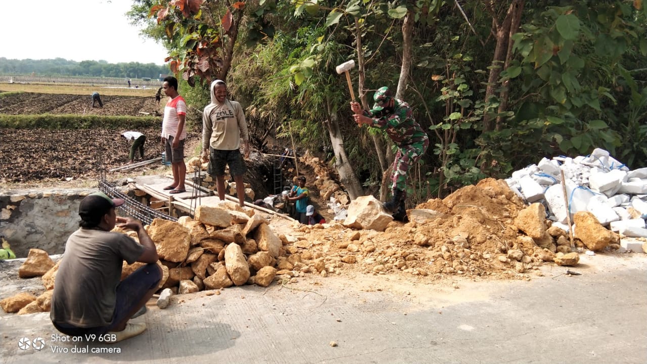 Dukung Pembangunan Infrastruktur di Wilayah, Babinsa Dukuh Bantu Buat Talud Jalan