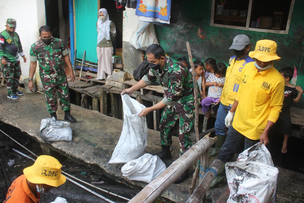 Gelar Karya Bakti, Dandim 0410/KBL Pimpin Langsung Pembersihan Di Pasar Gudang Lelang