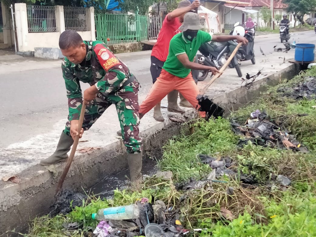 Gerak Cepat Babinsa Mengatasi Masalah Banjir Di Pemukiman Warga Aceh Barat