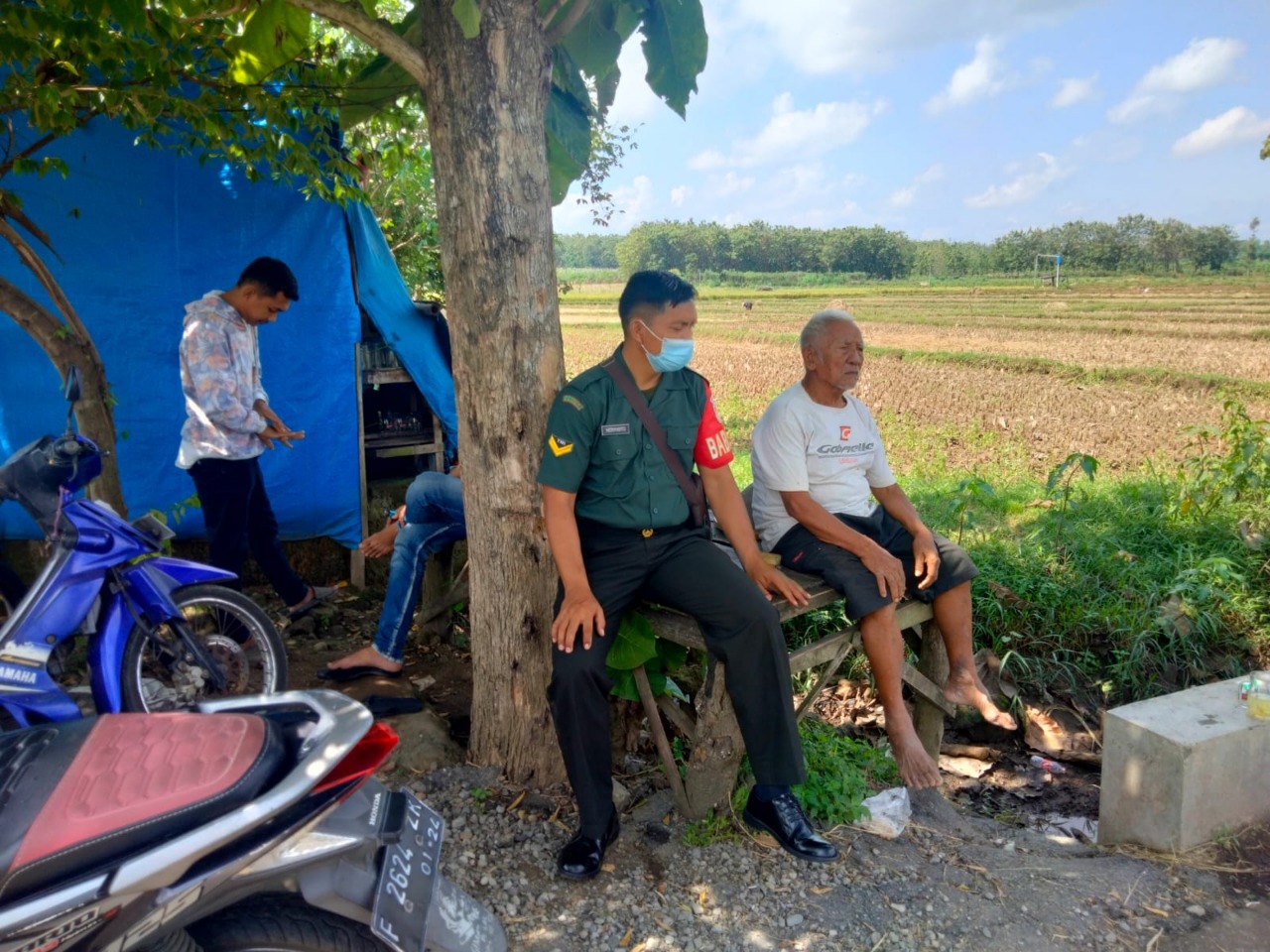 Giat Komsos, Babinsa Tegalombo Himbau Jaga Kerukunan Antar Warga