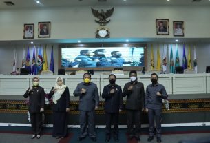 Gubernur Lampung Bersama Pimpinan DPRD Provinsi Lampung Tandatangani Raperda