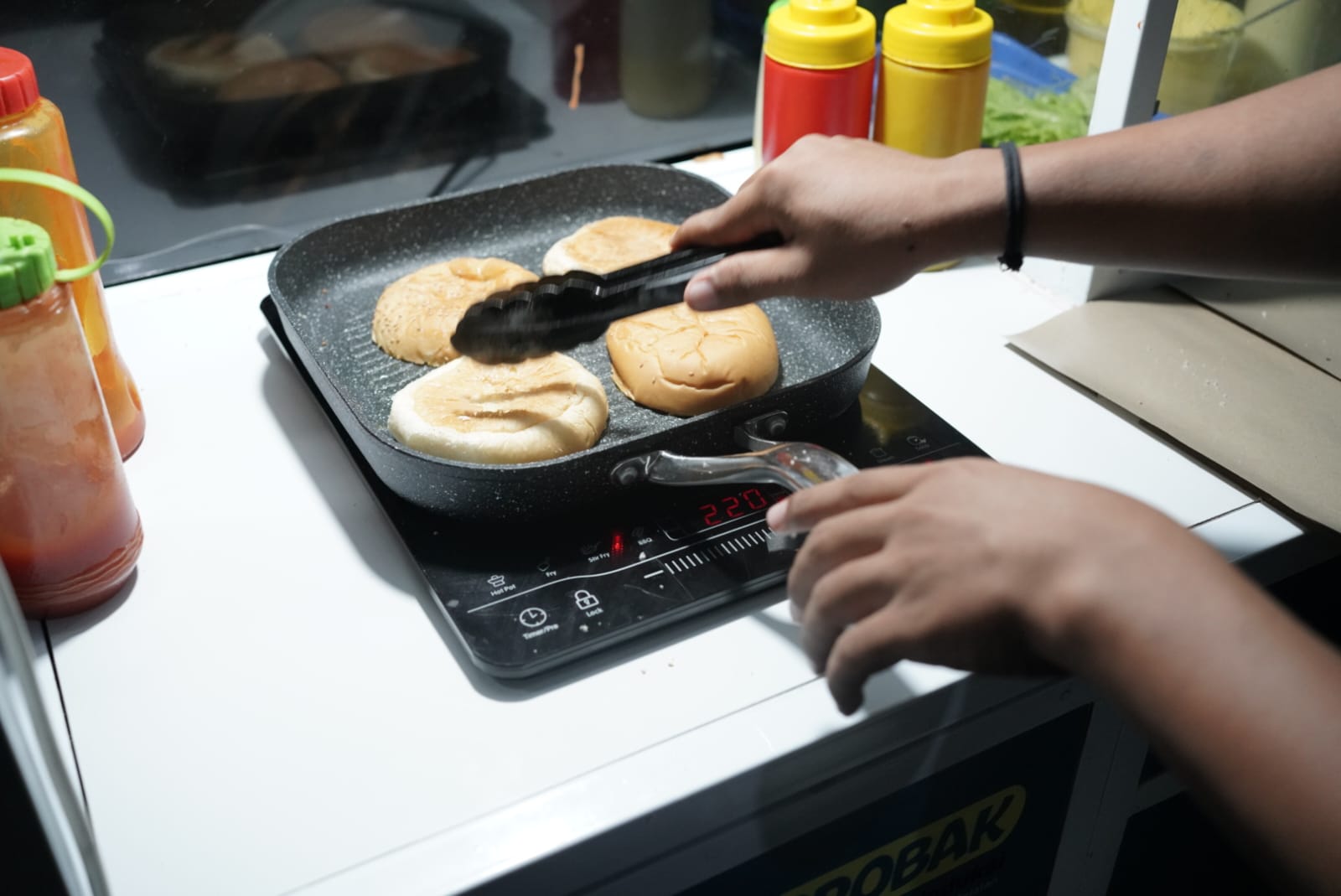 Gunakan Kompor Induksi, Burger Holland Pak Kumis: Masak Lebih Cepat dan Hemat