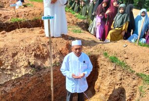 H Muhammad Hadiri Peletakan batu pertama Masjid Quba Pondok Modern Al Furqon